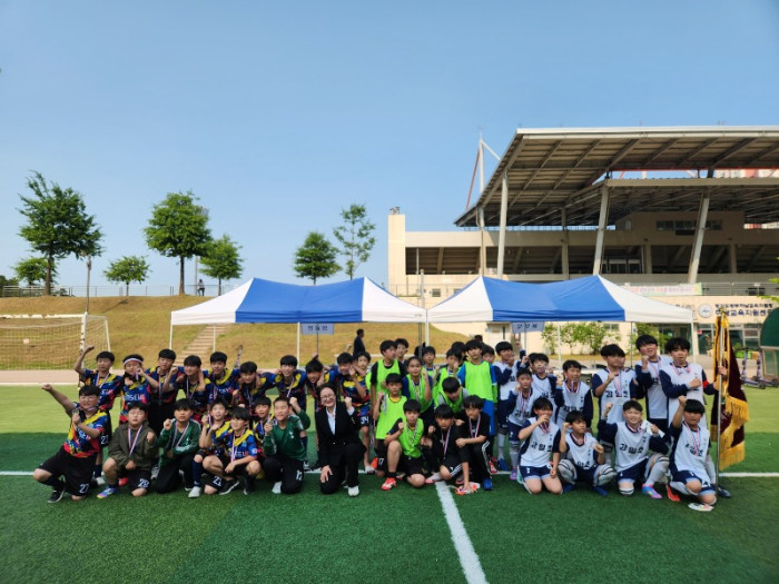 체육회장기 축구대회 초등시상 (5).jpg