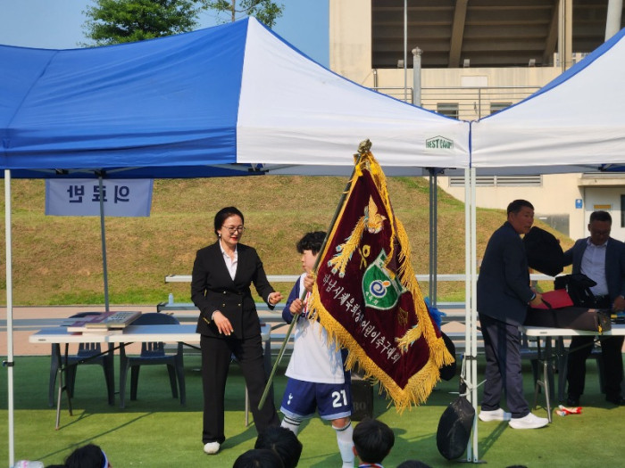 체육회장기 축구대회 초등시상 (10).jpg